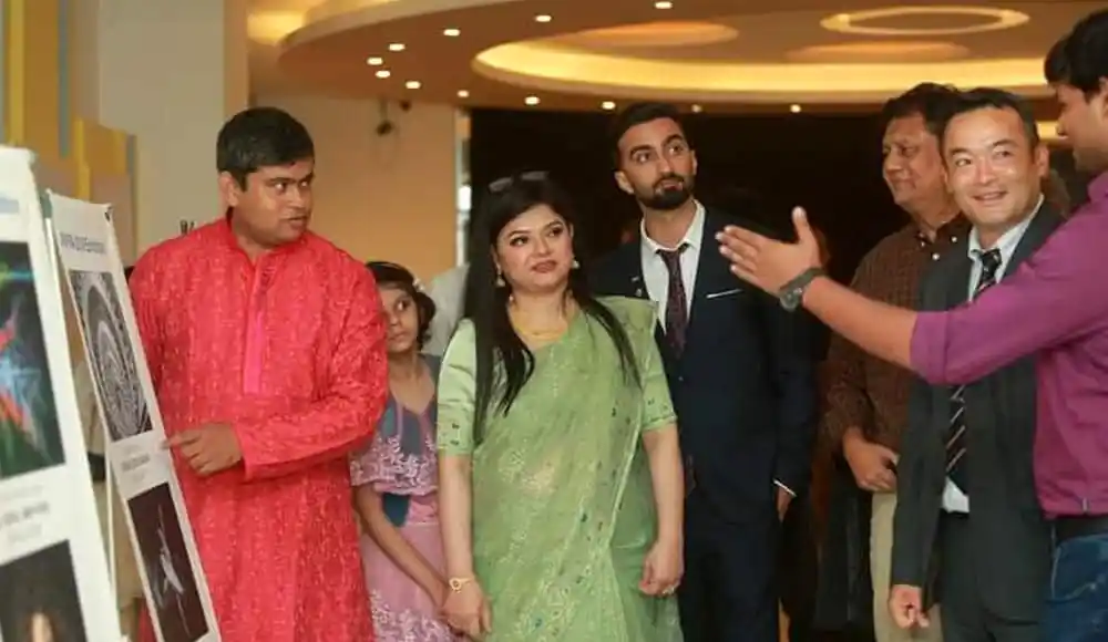 প্রদর্শনীতে দর্শক ও অতিথিরা ছবি দেখছেন ও আলোচনা করছেন. Channel i News - চ্যানেল আই নিউজ