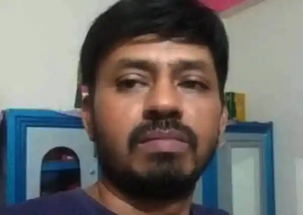 বাংলাদেশের একজন পুরুষের ছবি, সাধারণ পটভূমিতে. Channel i News - চ্যানেল আই নিউজ