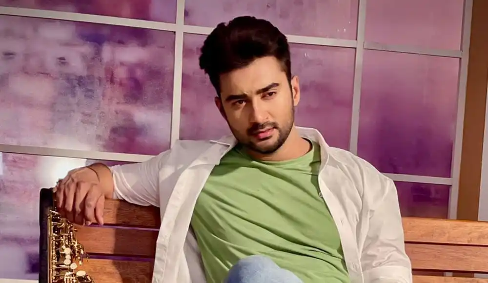 অভিনেতা একটি সোফায় বসে ভাবুক মুখে ছবি তুলেছেন. Channel i News - চ্যানেল আই নিউজ
