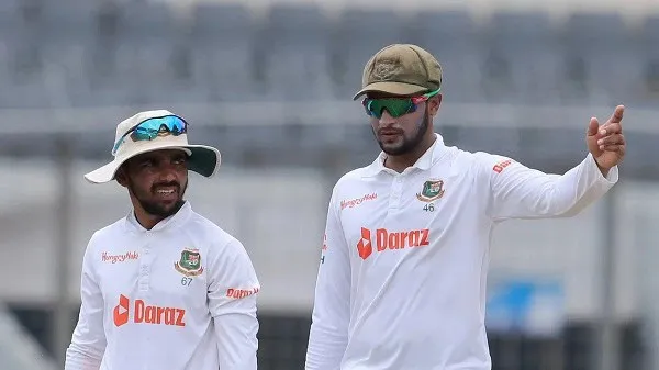 বাংলাদেশ ক্রিকেট দলের দুই খেলোয়াড় মাঠে আলোচনা করছে. Channel i News - চ্যানেল আই নিউজ