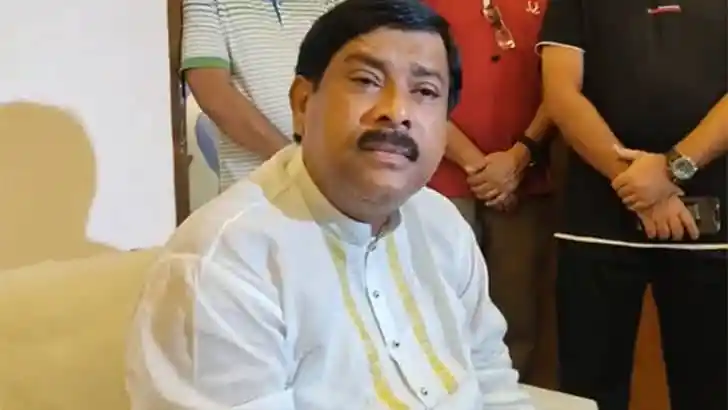 সাক্কু সাংবাদিকদের সঙ্গে কথা বলছেন, পেছনে অন্যরা দাঁড়িয়ে।. Channel i News - চ্যানেল আই নিউজ