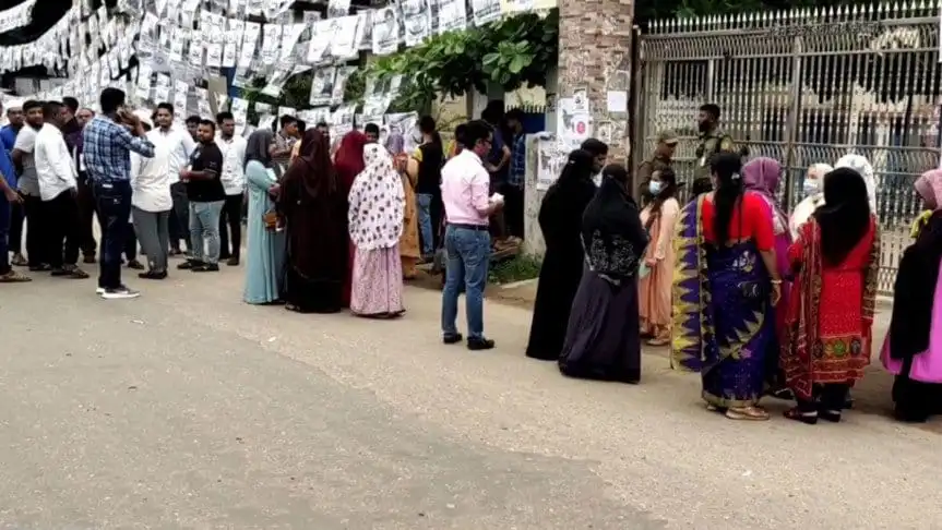 বিভিন্ন পেশার মানুষ ভোট কেন্দ্রে লাইনে দাঁড়িয়ে. Channel i News - চ্যানেল আই নিউজ