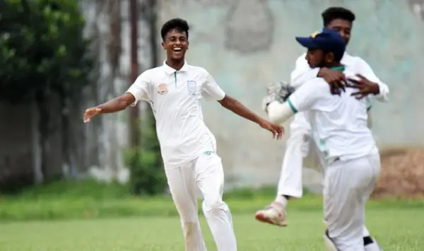 বাংলাদেশের স্কুল ক্রিকেটে রংপুরের শিশু নিকেতন দলের খেলোয়াড়রা আনন্দে উদযাপন করছে. Channel i News - চ্যানেল আই নিউজ