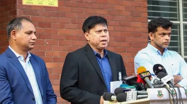 নির্বাচকদের মেয়াদ বাড়ানোর ঘোষণা দেন কর্মকর্তারা, সংবাদ সম্মেলনে উপস্থিত।. Channel i News - চ্যানেল আই নিউজ