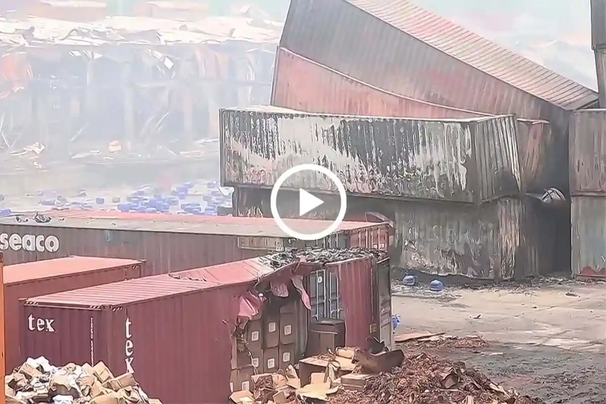 ভাঙা ট্রাক ও ধ্বংসপ্রাপ্ত ভবন, দুর্ঘটনার ছবি. Channel i News - চ্যানেল আই নিউজ