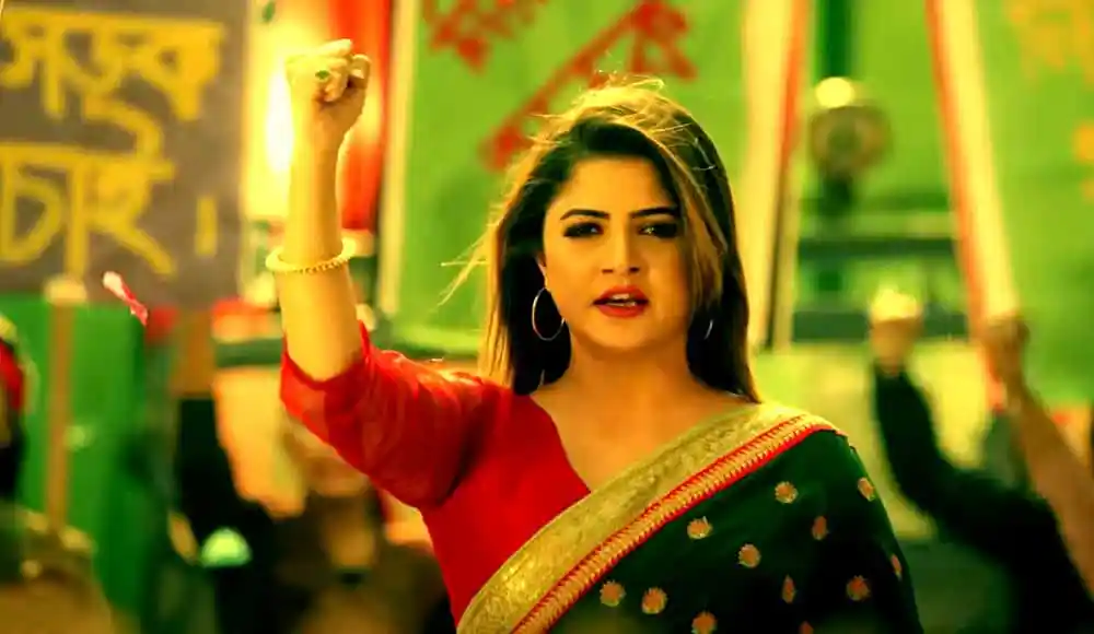 প্রেক্ষাগৃহে বিক্ষোভের দৃশ্য, নারী অভিনেত্রী হাতে তোলা. Channel i News - চ্যানেল আই নিউজ