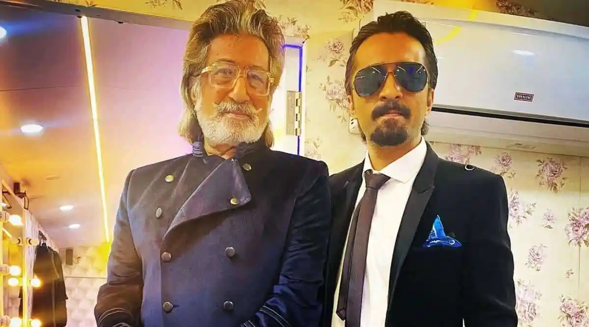 শক্তি কাপুরের ছেলে সিদ্ধান্তের সঙ্গে একজন ব্যক্তির ছবি. Channel i News - চ্যানেল আই নিউজ