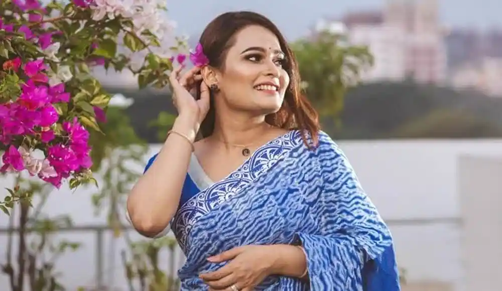 পুতুলের মা হওয়ার খুশি প্রকাশ, সুন্দর পোশাক পরা নারী. Channel i News - চ্যানেল আই নিউজ