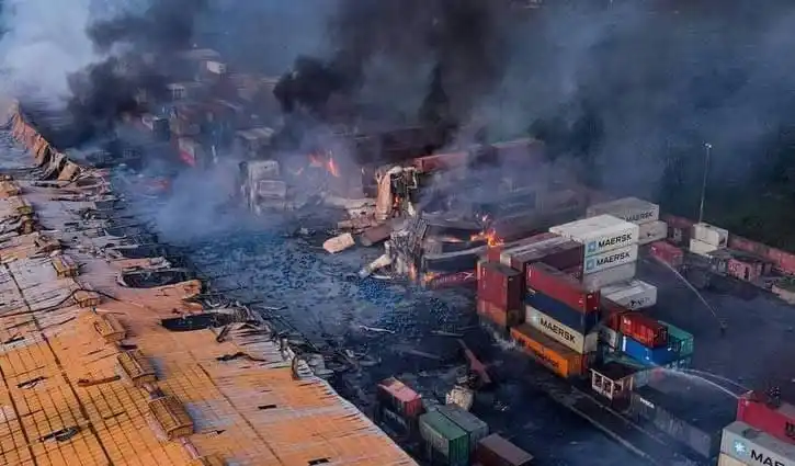 সীতাকুণ্ডে ট্রাক ও কন্টেইনারে অগ্নিকাণ্ডের দৃশ্য, ধোঁয়া ও আগুন ছড়িয়ে পড়ছে. Channel i News - চ্যানেল আই নিউজ