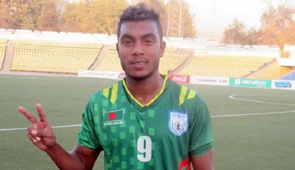 মালয়েশিয়ায় দলে যোগ দেওয়া সুফিলের ছবি, ফুটবল জার্সি পরা. Channel i News - চ্যানেল আই নিউজ