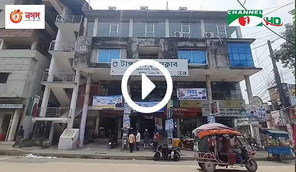 চট্টগ্রাম শহরে ভোট কেন্দ্রের বাইরে ভোটাররা অপেক্ষা করছে।. Channel i News - চ্যানেল আই নিউজ