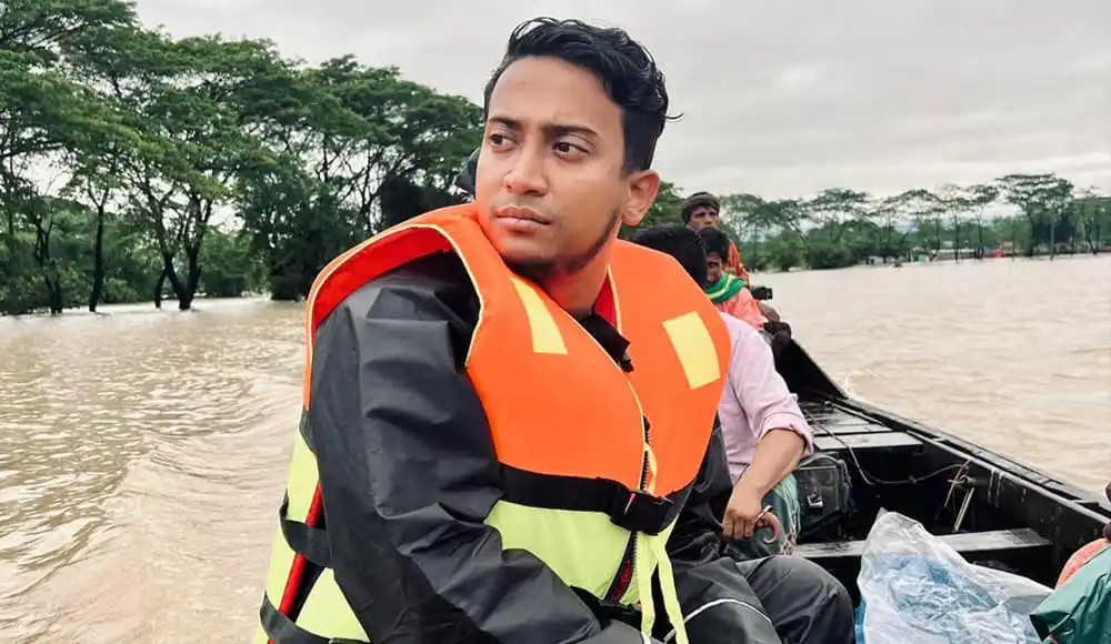 বন্যা পরিস্থিতিতে উদ্ধারকর্মী, বাংলাদেশের নদী তীরবর্তী এলাকা. Channel i News - চ্যানেল আই নিউজ