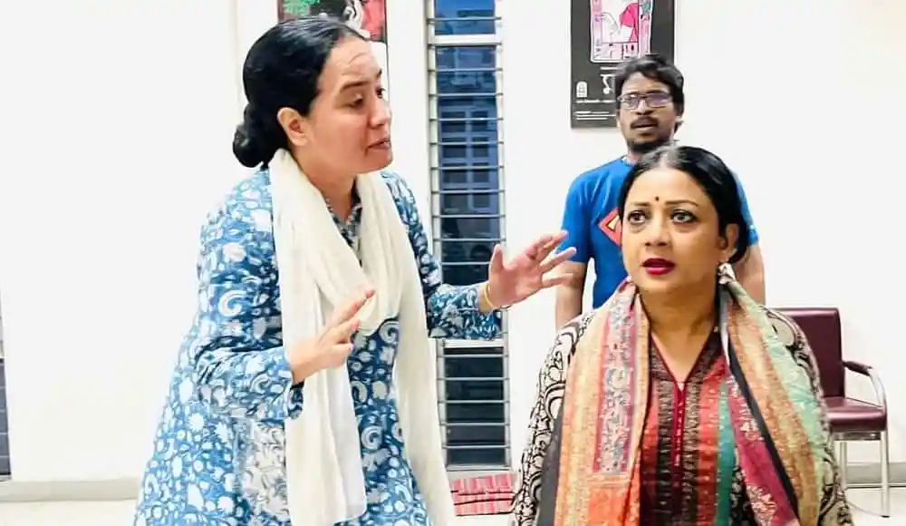 দুই নারী আলোচনা করছেন, একজন অন্যজনের সঙ্গে কথা বলছেন. Channel i News - চ্যানেল আই নিউজ