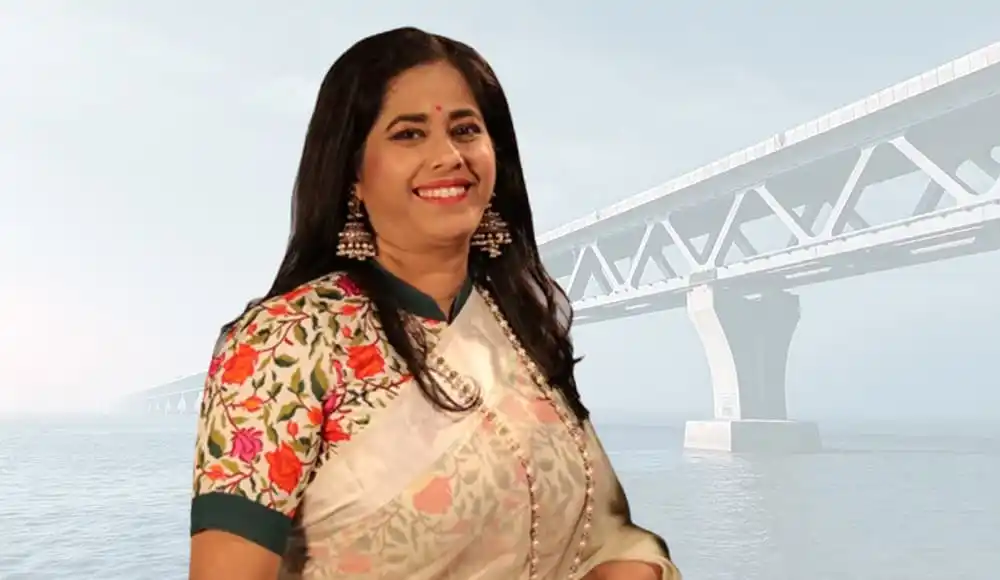 বাংলাদেশের নারী সাংবাদিক চ্যানেল আই অনলাইনের জন্য ছবি তোলার সময়।. Channel i News - চ্যানেল আই নিউজ