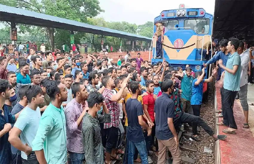 শিক্ষার্থীরা রেলস্টেশনে টিকিট না পেয়ে অবরোধ করছে. Channel i News - চ্যানেল আই নিউজ