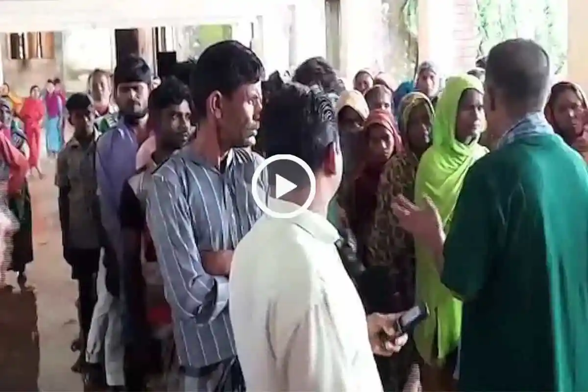 জনগণ স্বাস্থ্যসেবা কেন্দ্রে লাইনে দাঁড়িয়ে চিকিৎসা নিচ্ছেন।. Channel i News - চ্যানেল আই নিউজ