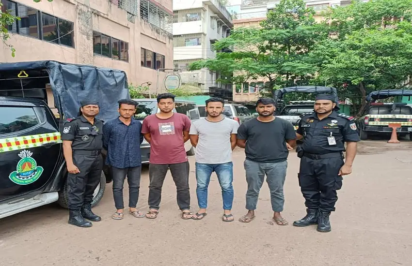 গ্রেপ্তার ৪ জনের ছবি, পুলিশ সদস্যসহ আটক ব্যক্তিরা. Channel i News - চ্যানেল আই নিউজ