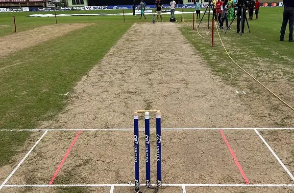 ক্রিকেট পিচ ও স্টাম্প, দর্শক ও ক্যামেরা কর্মীরা উপস্থিত. Channel i News - চ্যানেল আই নিউজ