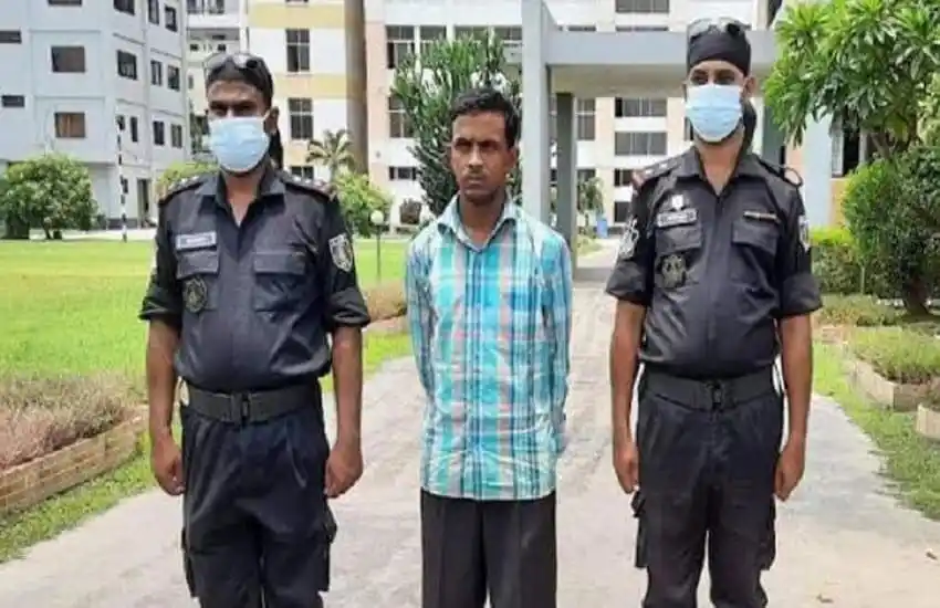 নিরাপত্তারক্ষীদের সঙ্গে গ্রেপ্তারকৃত ব্যক্তি, নারায়ণগঞ্জে।. Channel i News - চ্যানেল আই নিউজ