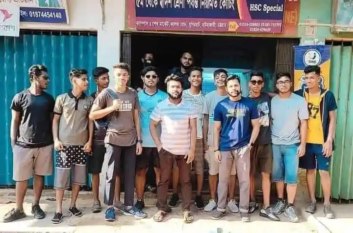 কোচিং সেন্টার ছাত্র-শিক্ষকরা ট্রেনের ধাক্কায় আহতদের পাশে দাঁড়িয়ে. Channel i News - চ্যানেল আই নিউজ