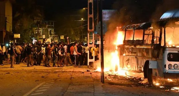শ্রীলঙ্কার প্রধানমন্ত্রীর বাসভবনে বিক্ষোভকারীদের আগুন ও ভাঙচুর. Channel i News - চ্যানেল আই নিউজ