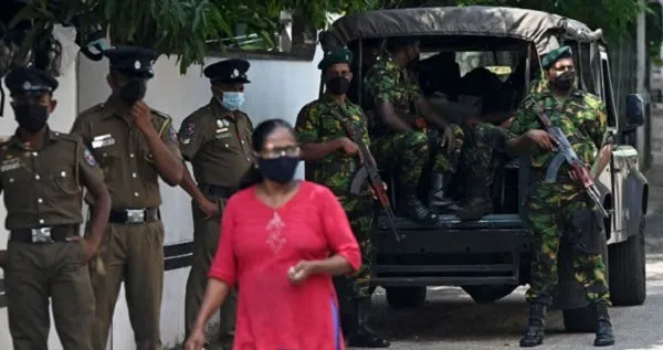 নিরাপত্তা বাহিনী ও পুলিশ সদস্যরা সড়কে অবস্থান করছে. Channel i News - চ্যানেল আই নিউজ