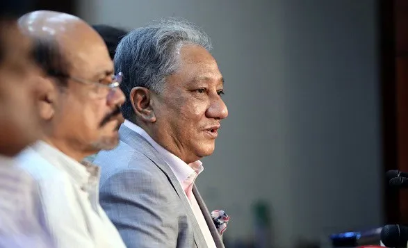 বাংলাদেশের রাজনীতিবিদরা একসঙ্গে আলোচনা করছেন. Channel i News - চ্যানেল আই নিউজ