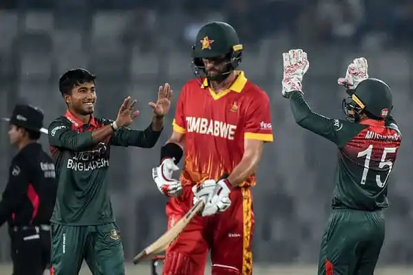 বাংলাদেশ ও জিম্বাবুয়ে ক্রিকেটাররা মাঠে উল্লাস করছে. Channel i News - চ্যানেল আই নিউজ