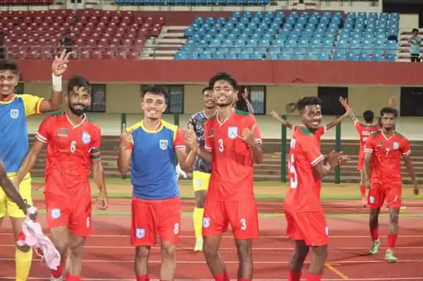 বাংলাদেশ ফুটবল দল মাঠে জয়োল্লাসে উদযাপন করছে।. Channel i News - চ্যানেল আই নিউজ