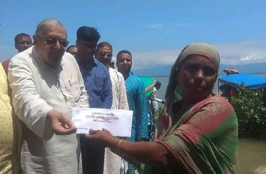 প্রবাসী শ্রমিকদের জন্য সহায়তা প্রদান করছেন প্রবাসী কল্যাণ মন্ত্রী. Channel i News - চ্যানেল আই নিউজ