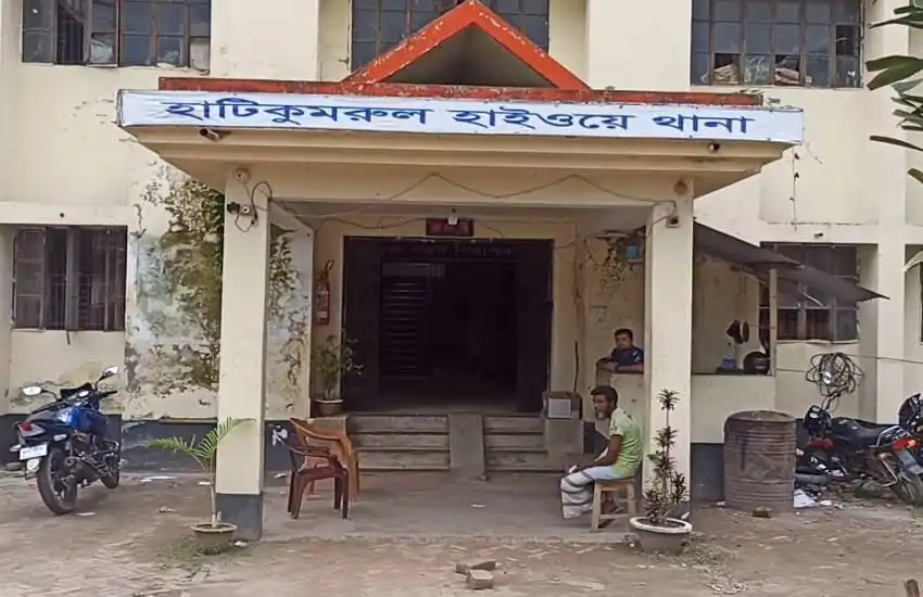 সিরাজগঞ্জে হাইওয়ে থানার প্রবেশদ্বার, বাইক ও মোটরসাইকেল পার্কিং. Channel i News - চ্যানেল আই নিউজ