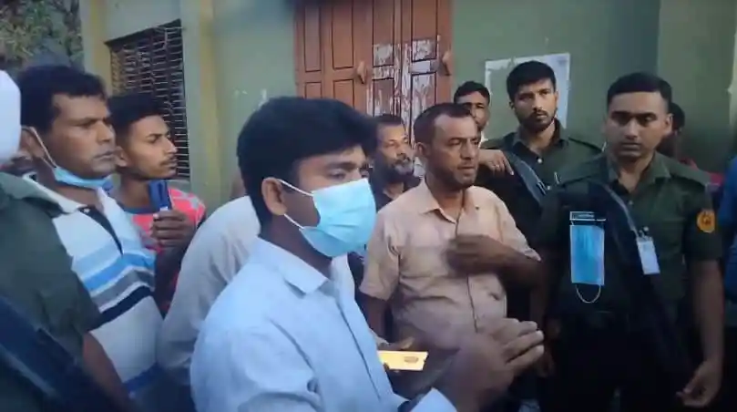 নড়াইলের সনাতন ধর্মাবলম্বীদের বাড়িতে ভাঙচুর ও অগ্নিসংযোগের ঘটনা. Channel i News - চ্যানেল আই নিউজ