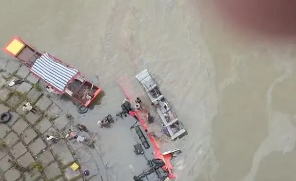 নদীতে ডুবে যাওয়া নৌকা ও উদ্ধারকর্মীরা, বাংলাদেশ।. Channel i News - চ্যানেল আই নিউজ