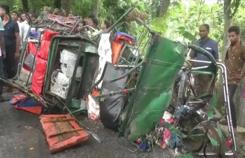 বাস চাপায় নিহত ৫, দুর্ঘটনার পর ভাঙা বাসের ক্ষতিগ্রস্ত অংশ. Channel i News - চ্যানেল আই নিউজ