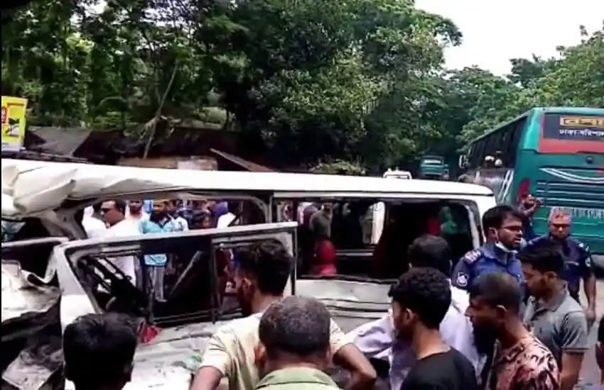 বরিশালে বাস-মাইক্রোবাস সংঘর্ষের পর উদ্ধার কাজ চলছে. Channel i News - চ্যানেল আই নিউজ