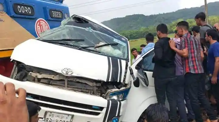 চট্টগ্রামে ট্রেনের ধাক্কায় মাইক্রোবাসের ক্ষতিগ্রস্ত ছবি. Channel i News - চ্যানেল আই নিউজ