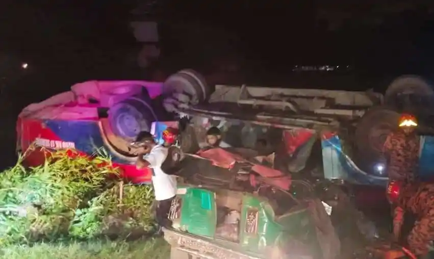 চট্টগ্রামের পটিয়ায় বাস-অটোরিকশার ভয়াবহ দুর্ঘটনা, আহত ও নিহতের সংখ্যা. Channel i News - চ্যানেল আই নিউজ