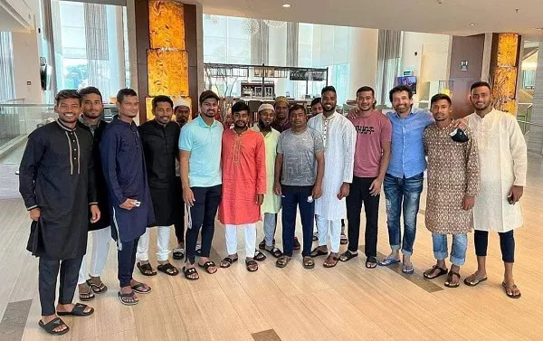 বাংলাদেশ ক্রিকেট দলের সদস্যরা ঈদ শুভেচ্ছা বিনিময় করছে. Channel i News - চ্যানেল আই নিউজ