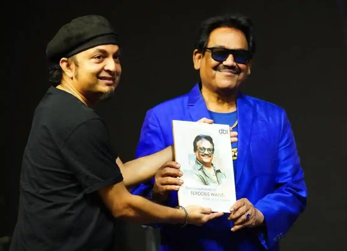 শিল্পীরা একসঙ্গে ছবি তুলছেন, একটি পুরস্কার গ্রহণের সময়. Channel i News - চ্যানেল আই নিউজ