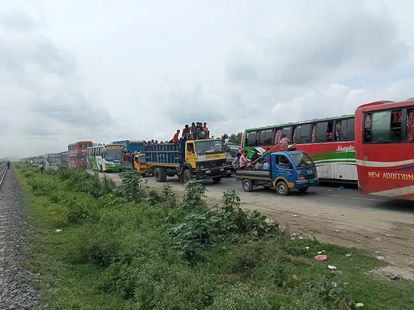 বঙ্গবন্ধু সেতু মহাসড়কে যানজটের কারণে যানবাহনের দীর্ঘ সারি. Channel i News - চ্যানেল আই নিউজ