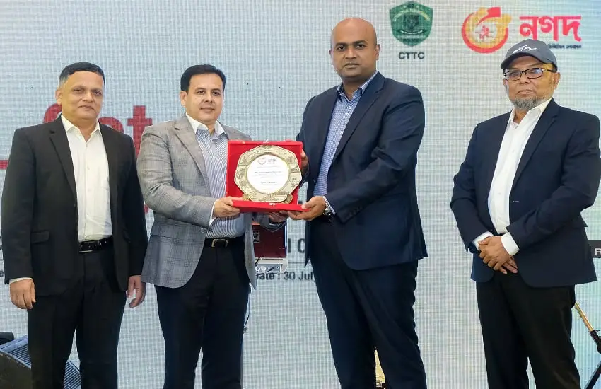 নগদের সিটিটিসি প্রধানের হাতে পুরস্কার গ্রহণ করছেন একজন ব্যক্তি. Channel i News - চ্যানেল আই নিউজ