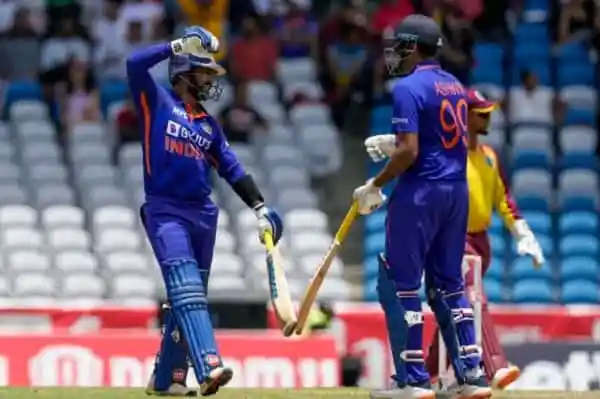 ভারতীয় ক্রিকেটাররা মাঠে ব্যাটিং করছে, খেলা চলাকালীন. Channel i News - চ্যানেল আই নিউজ