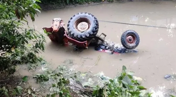 ট্রাক্টরটি পানিতে ডুবে গেছে, কৃষকের বাড়ি ফেরার পথ বন্ধ।. Channel i News - চ্যানেল আই নিউজ