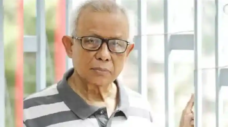 প্রবীণ ব্যক্তি চোখে চশমা, হালকা পেঁপে রঙের পোষাক পরিহিত. Channel i News - চ্যানেল আই নিউজ