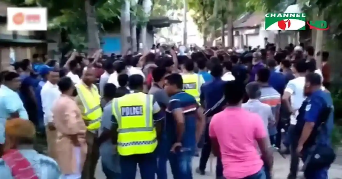জনসমাগমের মধ্যে পুলিশ ও সাধারণ মানুষ, নিরাপত্তা ব্যবস্থা দৃশ্য. Channel i News - চ্যানেল আই নিউজ