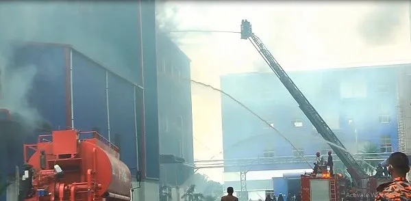 কার্টন কারখানায় অগ্নিকাণ্ডের ঘটনায় ধোঁয়া ও আগুন দেখা যাচ্ছে. Channel i News - চ্যানেল আই নিউজ