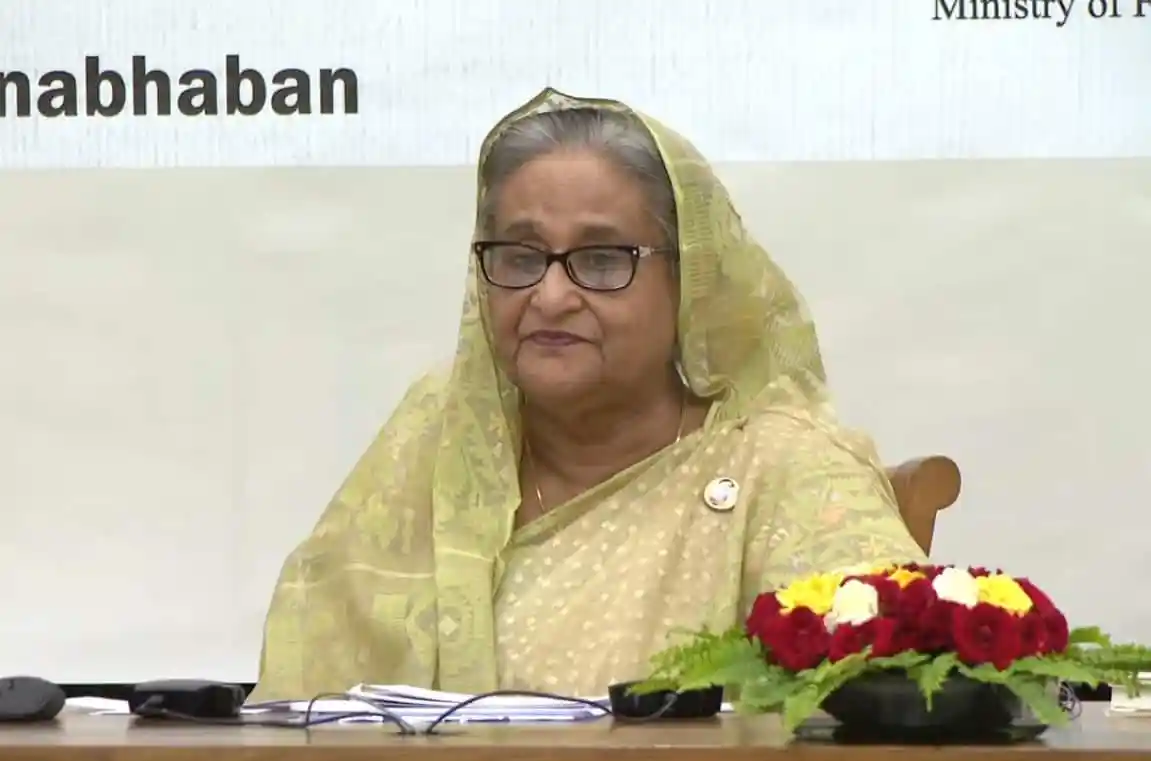 প্রধানমন্ত্রী রাশিয়া নিয়ে আলোচনা করছেন, পেছনে বাংলা ভাষায় লেখা. Channel i News - চ্যানেল আই নিউজ