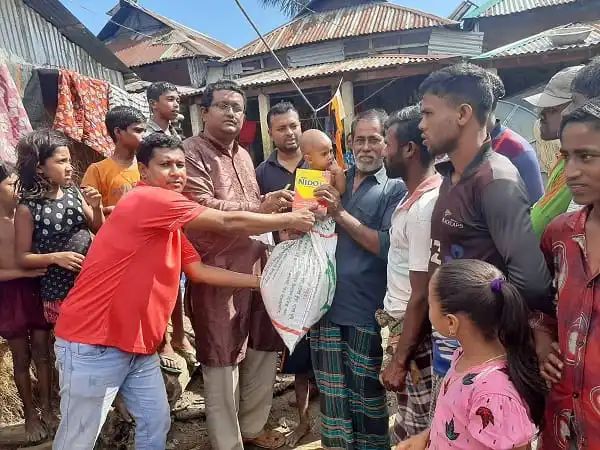 রূপালী ব্যাংকের ত্রাণ বিতরণ অনুষ্ঠানে মানুষজন অংশগ্রহণ করছে।. Channel i News - চ্যানেল আই নিউজ