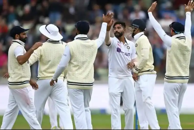 ক্রিকেটাররা মাঠে একসঙ্গে উল্লাস করছে, আইপিএল ম্যাচের দৃশ্য. Channel i News - চ্যানেল আই নিউজ