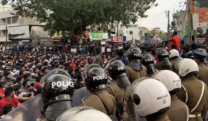 জনতা ও পুলিশ, আন্দোলন দমাতে সেনাবাহিনী প্রস্তুত. Channel i News - চ্যানেল আই নিউজ